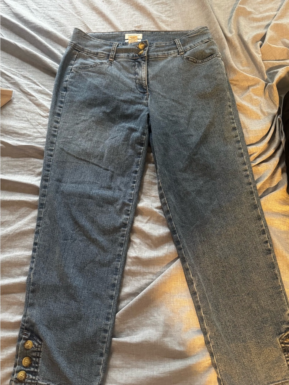 Capri pants with charming details